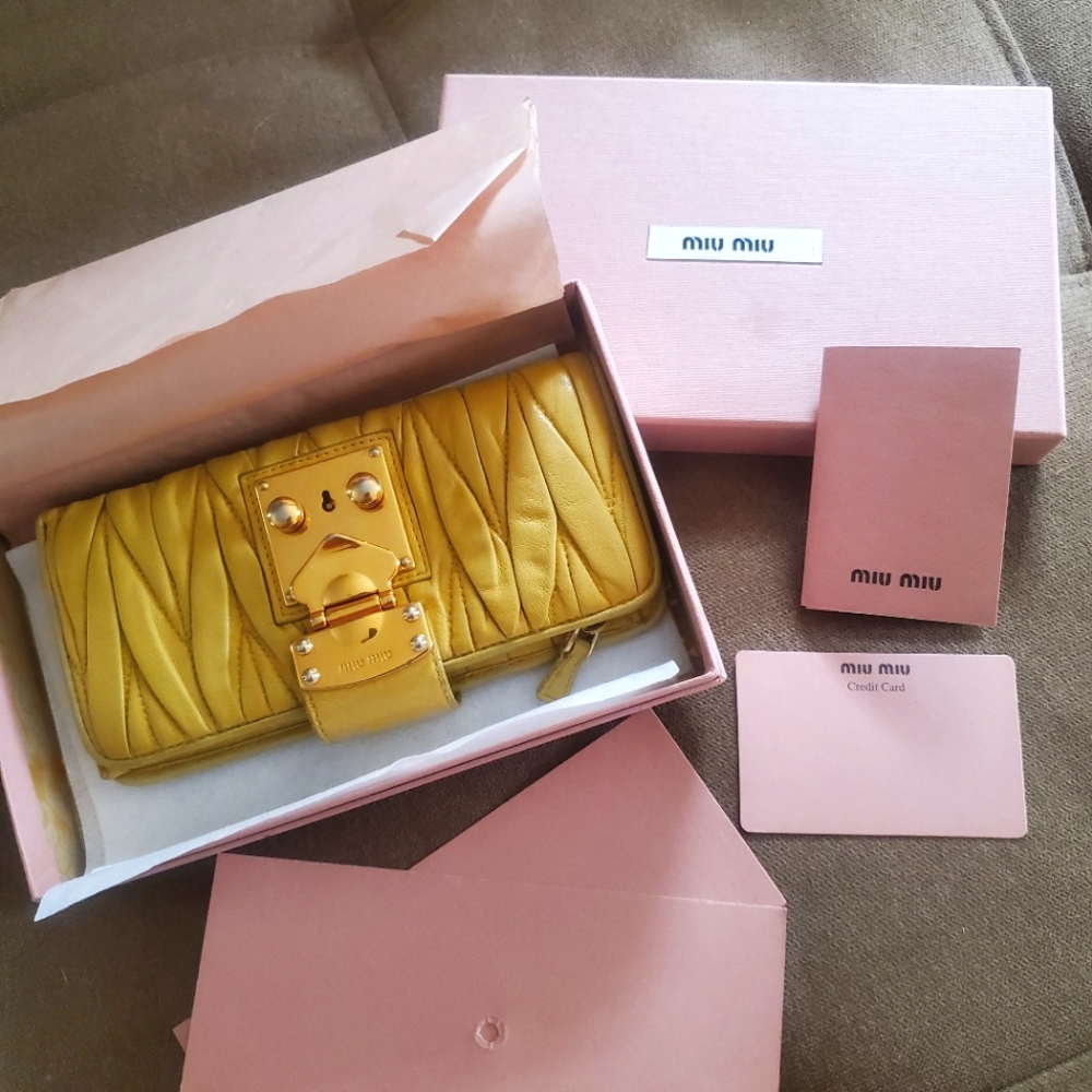 💯 MIUMIU Matelasse Bifold Long Wallet
